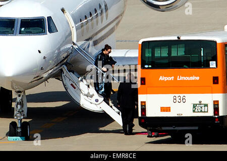 Chanteur, auteur-compositeur et actrice Katy Perry arrive par avion privé à l'aéroport international de Haneda à Tokyo, Japon, le 23 avril 2015. Perry est visiter le Japon comme une partie de sa tournée mondiale prismatiques, qui a commencé le 7 mai 2014 et dure jusqu'à Octobre 12, 2015 dans 150 pays. Credit : Rodrigo Reyes Marin/AFLO/Alamy Live News Banque D'Images