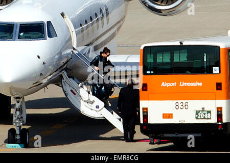 Chanteur, auteur-compositeur et actrice Katy Perry arrive par avion privé à l'aéroport international de Haneda à Tokyo, Japon, le 23 avril 2015. Perry est visiter le Japon comme une partie de sa tournée mondiale prismatiques, qui a commencé le 7 mai 2014 et dure jusqu'à Octobre 12, 2015 dans 150 pays. Credit : Rodrigo Reyes Marin/AFLO/Alamy Live News Banque D'Images