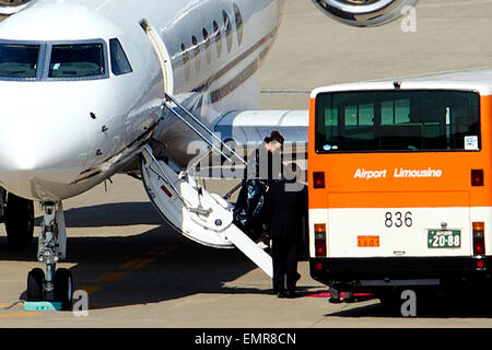 Chanteur, auteur-compositeur et actrice Katy Perry arrive par avion privé à l'aéroport international de Haneda à Tokyo, Japon, le 23 avril 2015. Perry est visiter le Japon comme une partie de sa tournée mondiale prismatiques, qui a commencé le 7 mai 2014 et dure jusqu'à Octobre 12, 2015 dans 150 pays. Credit : Rodrigo Reyes Marin/AFLO/Alamy Live News Banque D'Images