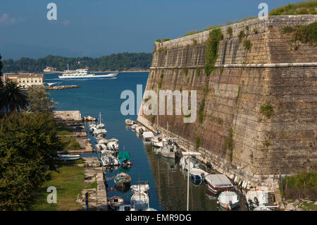 Corfou GRÈCE/3e octobre 2006 - Les petits bateaux locaux près de mur de pierre de l'ancienne forteresse Banque D'Images