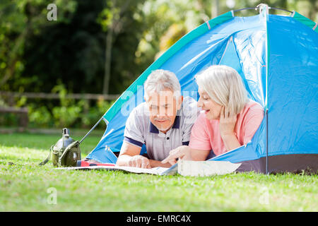 Senior couple discutant sur site de camping Banque D'Images