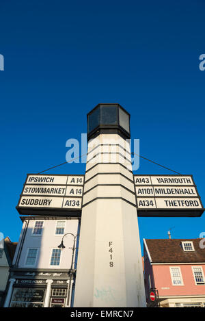 Panneau de signalisation Bury St Edmunds, vue sur le célèbre panneau de signalisation Pillar of Salt (conçu par Basil Oliver) sur Angel Hill à Bury St Edmunds, Suffolk, Royaume-Uni Banque D'Images