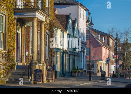 Angel Hotel Bury St Edmunds, vue sur l'entrée portique de l'Angel Hotel sur Angel Hill, Bury St. Edmunds, Suffolk, Angleterre. Banque D'Images