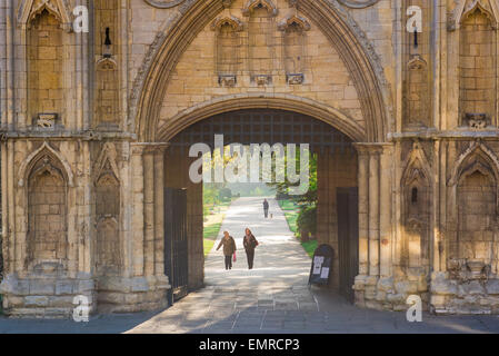 Abbaye de Bury St Edmunds Gate, la 14e siècle Abbey Gate est l'entrée de l'abbaye de Bury St Edmunds, Suffolk Gardens UK Banque D'Images