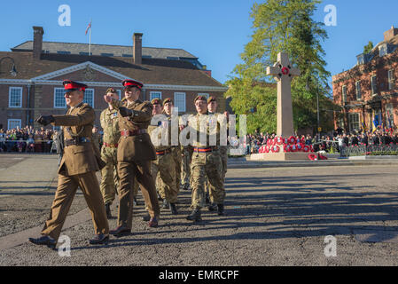 Des soldats défilent au Royaume-Uni, le dimanche du souvenir un groupe de soldats passe devant une croix du mémorial de guerre sur Angel Hill à Bury St Edmunds, Suffolk, au Royaume-Uni Banque D'Images