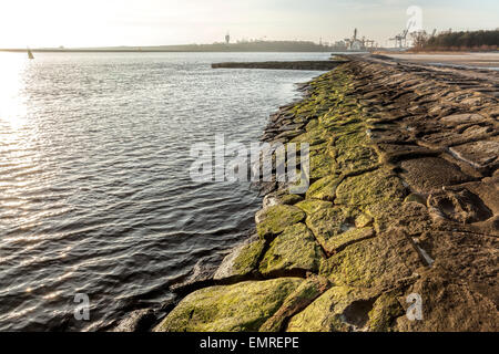 Vieux port quai fait de pierres à Swinoujscie, Pologne. Banque D'Images