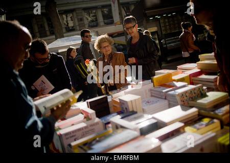 Les gens à l'étal à réserver dans les rues de Barcelone. Banque D'Images
