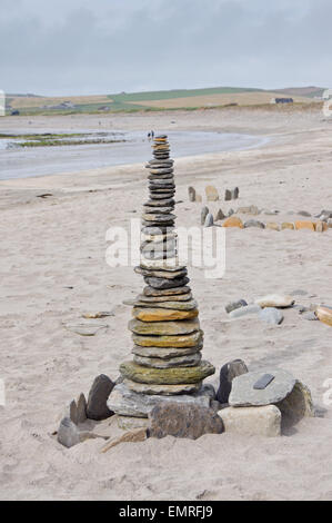 Des pierres disposées en pierre scupltures permanent par les vacanciers sur Skara Brae plage, îles Orcades, Ecosse Banque D'Images