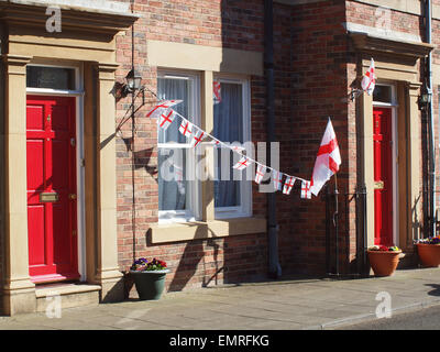 Newcastle Upon Tyne, le jeudi 23 avril 2015, UK News : drapeaux flottants en l'honneur de Saint George à l'extérieur d'un logement. Le Chevalier anglais qui ont tué un dragon. Le saint patron de l'Angleterre. Banque D'Images