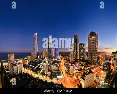 Surfers Paradise Gold Coast, Queensland, Australie, scintillant de paillettes vue nocturne de la célèbre ville de villégiature. Banque D'Images