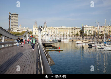 Rambla de Mar avec vue sur Mirador de Colom, Barcelone, Catalogne, Espagne Banque D'Images