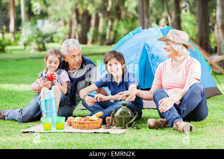 Multi generation family camping in park Banque D'Images