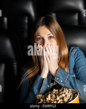 Portrait de femme choqué au cinéma théâtre Banque D'Images