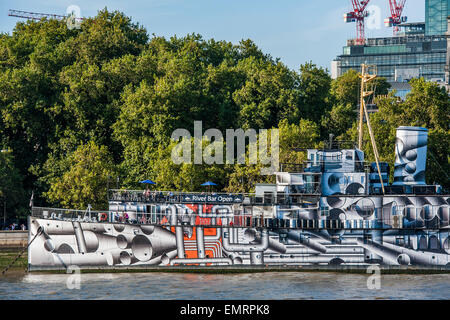 Artiste allemand, Tobias Rehberger, transformé le HMS President (1918) en le couvrant entièrement en 'dazzle' dessins de camouflage dans le cadre de 14-18 Maintenant, le programme culturel officiel pour commémorer le centenaire de la Première Guerre mondiale. Il fait aussi partie de la Tamise tout festival. Londres, Royaume-Uni, 03 sept 2014 Banque D'Images