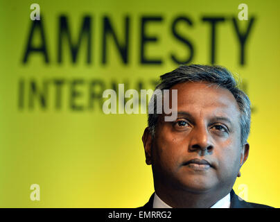 Prague, République tchèque. Apr 23, 2015. Salil Shetty Secrétaire général de l'organisation des droits de l'Amnesty International parle au cours de la conférence de presse au sujet de nouveau rapport de recherche sur l'accès inégal à l'éducation en République tchèque, a porté sur des enfants roms, à Prague, en République tchèque, le 23 avril 2015. (Photo/CTK Katerina Sulova) Credit : CTK/Alamy Live News Banque D'Images