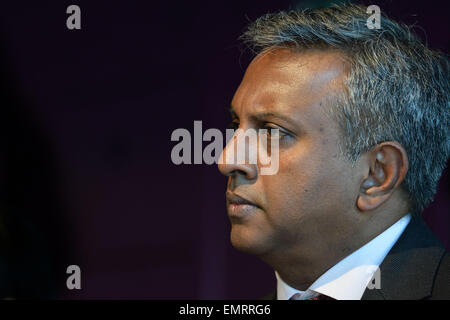 Prague, République tchèque. Apr 23, 2015. Secrétaire général de l'organisation des droits de l'Amnesty International, Salil Shetty parle lors de la conférence de presse d'Amnesty International au sujet du nouveau rapport de recherche sur l'accès inégal à l'éducation en République tchèque, a porté sur des enfants roms, à Prague, en République tchèque, le 23 avril 2015. (Photo/CTK Katerina Sulova) Credit : CTK/Alamy Live News Banque D'Images