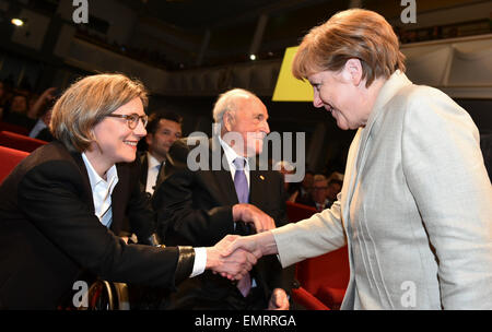 Ludwigshafen, Allemagne. Apr 23, 2015. La chancelière allemande Angela Merkel (R) accueille l'ancien chancelier Helmut Kohl et son épouse, Maike, Kohl-Richter au 150e anniversaire de la plus grande société de produits chimiques, BASF à Ludwigshafen, Allemagne, 23 avril 2015. Dpa : Crédit photo alliance/Alamy Live News Banque D'Images