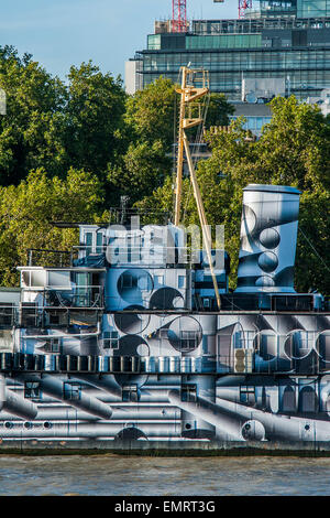 Artiste allemand, Tobias Rehberger, transformé le HMS President (1918) en le couvrant entièrement en 'dazzle' dessins de camouflage dans le cadre de 14-18 Maintenant, le programme culturel officiel pour commémorer le centenaire de la Première Guerre mondiale. Il fait aussi partie de la Tamise tout festival. Londres, Royaume-Uni, 03 sept 2014 Banque D'Images