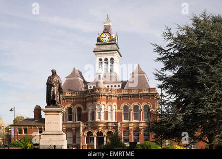 Statue de Sir Isaac Newton et la Guildhall Arts Centre, Grantham, Lincolnshire, Angleterre, RU Banque D'Images