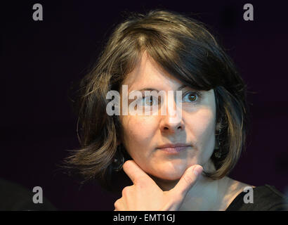 Prague, République tchèque. Apr 23, 2015. Chercheur de l'organisation des droits de l'Amnesty International Barbora Cernusakova parle lors de la conférence de presse d'Amnesty International au sujet du nouveau rapport de recherche sur l'accès inégal à l'éducation en République tchèque, a porté sur des enfants roms, à Prague, en République tchèque, le 23 avril 2015. (Photo/CTK Katerina Sulova) Credit : CTK/Alamy Live News Banque D'Images