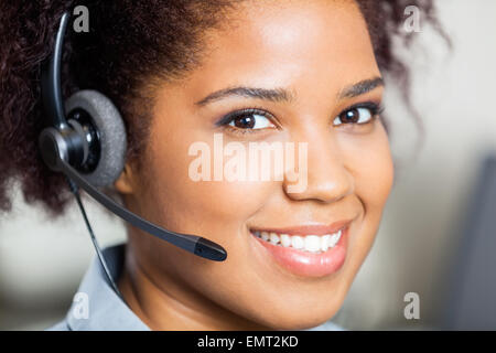 Closeup of smiling female customer service representative wearin Banque D'Images