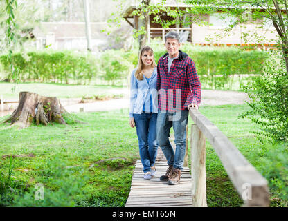 Couple en train de marcher sur le pont de bois Banque D'Images