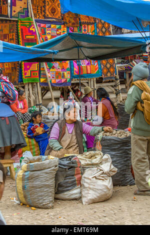 Les femmes vendent des produits alimentaires sur le marché dans les andes au Pérou. Banque D'Images