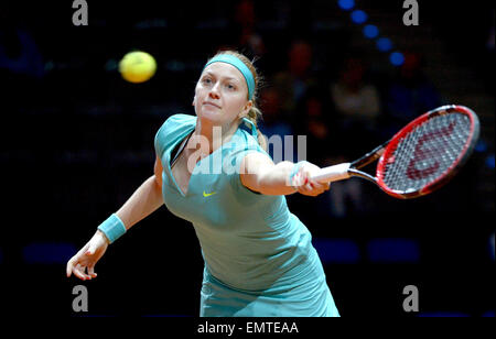 Petra Kvitova de République Tchèque joue un coup droit contre Madison Brengle des USA l'au cours des derniers 16 ans au tournoi de tennis WTA à Stuttgart, Allemagne, 23 avril 2015. Photo : MARIJAN MURAT/dpa Banque D'Images