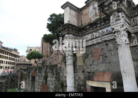 L'Italie. Rome. Forum de Nerva. Temple de Minerva. 1er siècle après JC. Vestiges de péristyle. Banque D'Images