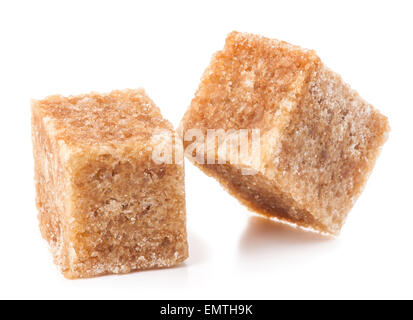 Cubes de sucre de canne brun isolé sur fond blanc Banque D'Images