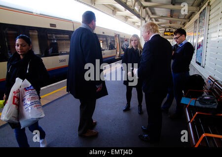 Londres, Royaume-Uni. Apr 23, 2015. Maire de Londres Boris Johnson à propos de monter à bord d'un train à West Croydon, dans le sud de Londres, Royaume-Uni. 23.04. Credit : Theodore liasi/Alamy Live News Banque D'Images