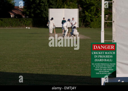 Panneau de danger à un village de cricket Banque D'Images