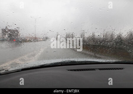 La conduite dans de mauvaises conditions météorologiques Banque D'Images