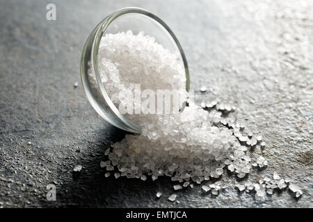 Sel blanc sur noir table de cuisine Banque D'Images