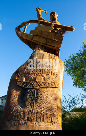 Navire de guerre polonais ORP Błyskawica sculpture sculpture en bois de l'homme construction d'un navire. Sculpté dans un arbre, Cowes, île de Wight, Angleterre, Royaume-Uni, Banque D'Images