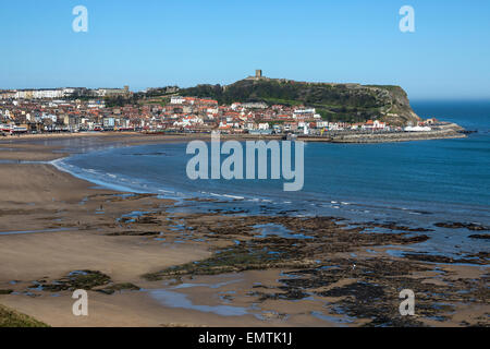 Le Château de Scarborough sur une colline au-dessus de la ville et le port - North Yorkshire Coast dans le nord-est de l'Angleterre. Banque D'Images