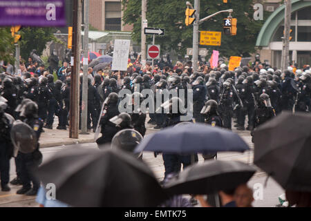 26 juin 2010 - Toronto, Canada. Les manifestants en conflit avec la police anti-émeute à l'extérieur de sommet du G20 à Toronto, Canada. Banque D'Images