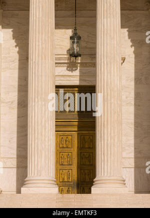 WASHINGTON, DC, USA - United States Supreme Court Building exterior. Portes de bronze. Banque D'Images