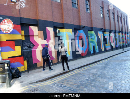 'Extornionists' lettrage graffito par artiste de rue Ben Eine, Victoria Street, Shoreditch, London Banque D'Images