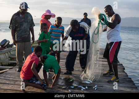 À la tombée de la pêche à Port Royal, dans le port de Kingston, Jamaïque, dans les Antilles, Caraïbes. Banque D'Images