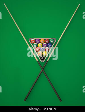 Boules de billard dans un triangle avec cues sur vert table de billard. Banque D'Images