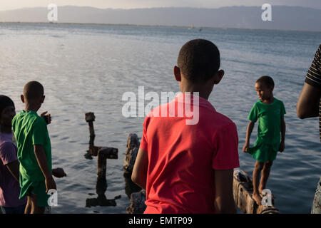 À la tombée de la pêche à Port Royal, dans le port de Kingston, Jamaïque, dans les Antilles, Caraïbes. Banque D'Images