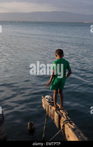 À la tombée de la pêche à Port Royal, dans le port de Kingston, Jamaïque, dans les Antilles, Caraïbes. Banque D'Images