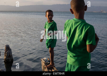 À la tombée de la pêche à Port Royal, dans le port de Kingston, Jamaïque, dans les Antilles, Caraïbes. Banque D'Images