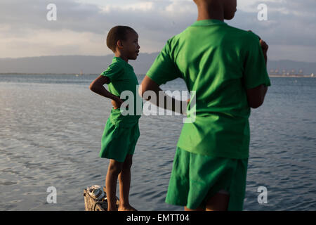 À la tombée de la pêche à Port Royal, dans le port de Kingston, Jamaïque, dans les Antilles, Caraïbes. Banque D'Images