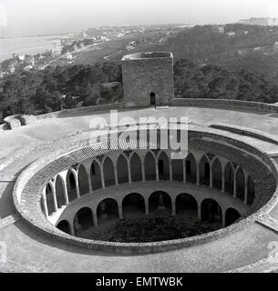 Historique Années 1950 photo montrant une vue aérienne de la partie supérieure de le château de Bellver et la région de Palma, Majorque. L'un des rares châteaux circulaire construit en Europe. Banque D'Images