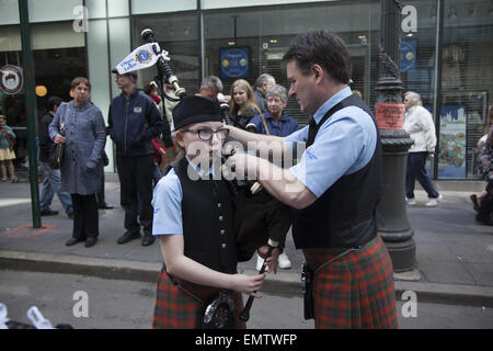 Le défilé annuel célèbre tartan écossais tout à New York chaque printemps. Banque D'Images