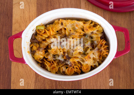 Fromage et viande rotinis spiral plat de pâtes sur la table Banque D'Images