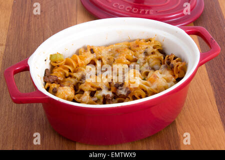 Fromage et viande rotinis spiral plat de pâtes sur la table Banque D'Images