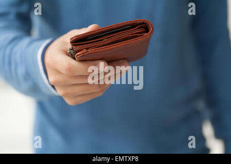 Sac à main marron fermé dans les mains des hommes Banque D'Images